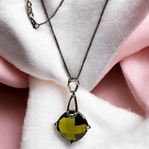 Silver Women's Choker 16" Necklace With Green Faceted Silver Plated Pendant - Picture 1 of 11